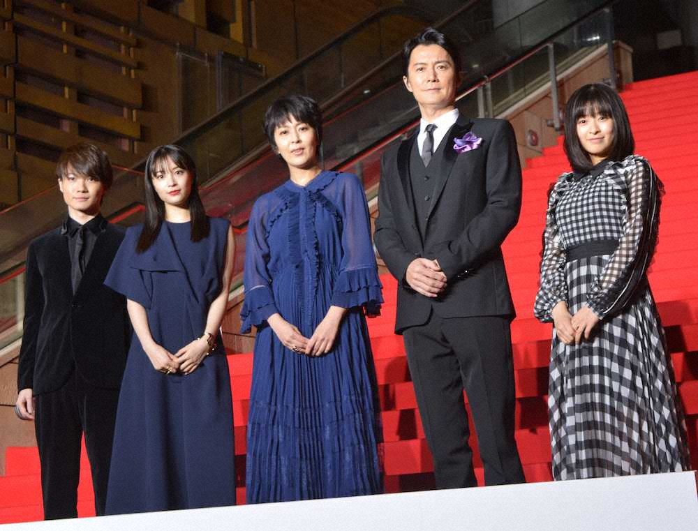 映画「ラストレター」のレッドカーペットイベントに出席した（左から）神木隆之介、広瀬すず、松たか子、福山雅治、森七菜