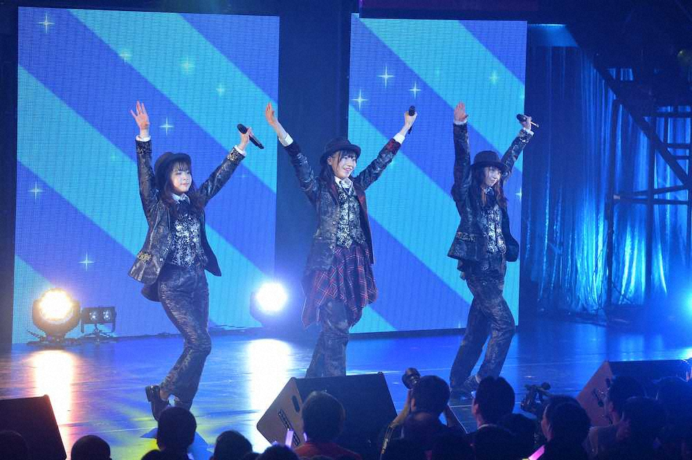 NGT48コンサートで「奇跡は間に合わない」を披露した（左から）奈良未遥、藤崎未夢、荻野由佳