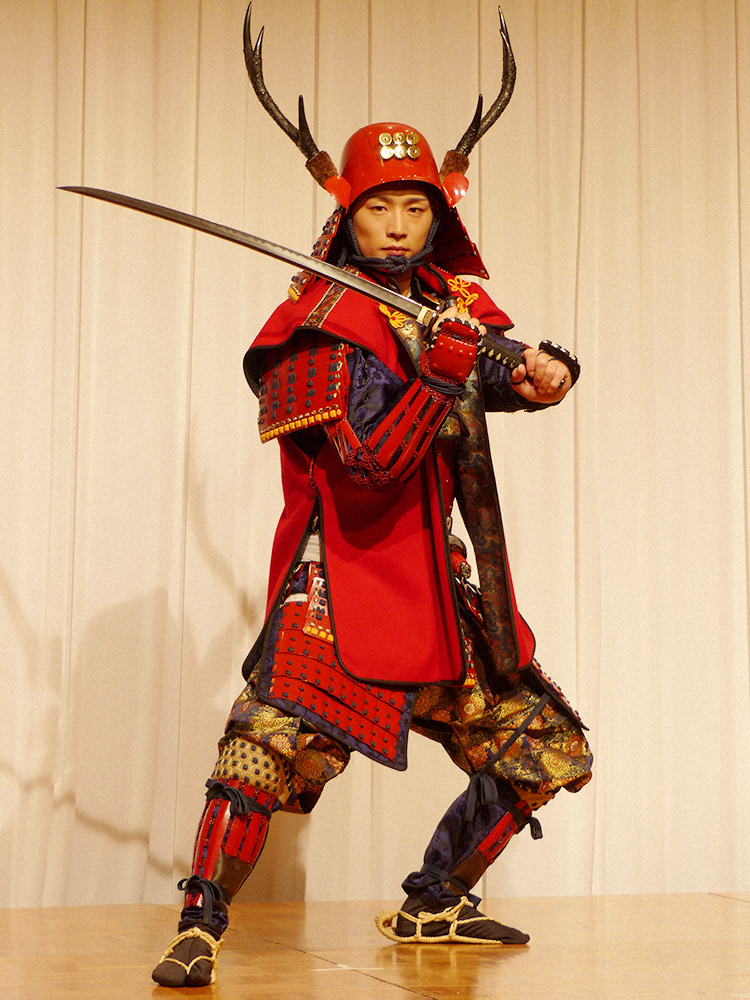 新曲「恵比寿」の発表会に、真田家を象徴する赤備えの甲冑姿で登場した真田ナオキ
