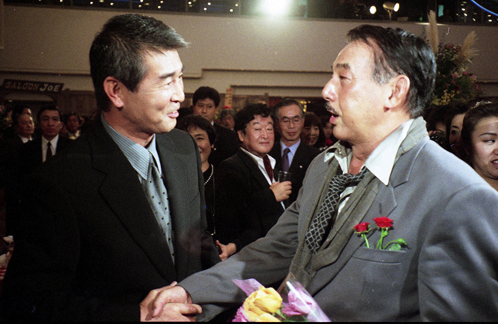 1997年、俳優生活45周年パーティーで、渡哲也の祝福に感無量の宍戸錠さん