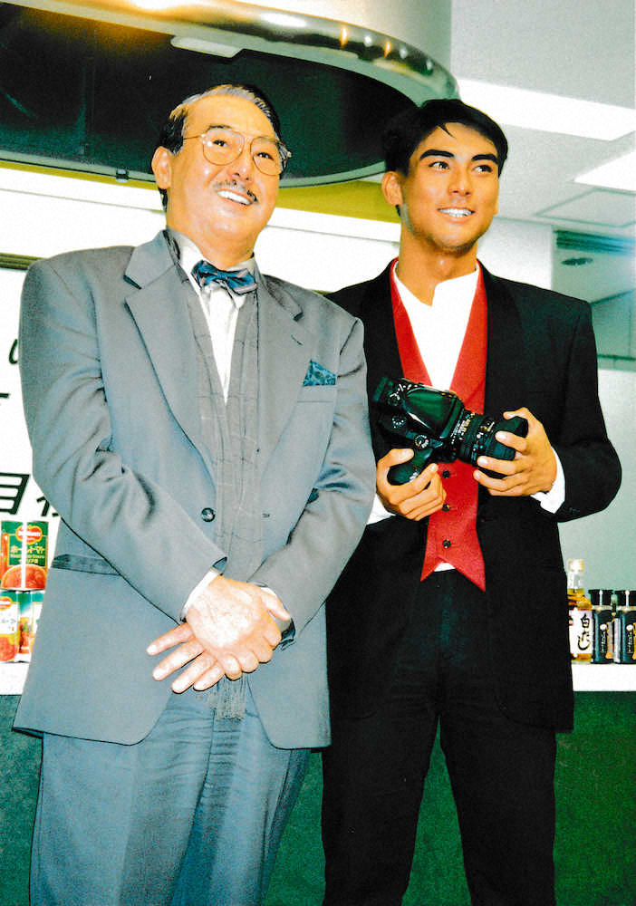 97年12月、フジ「くいしん坊！万才」の4代目リポーターを務めた宍戸錠さん（左）と新しく10代目に選ばれた息子の宍戸開