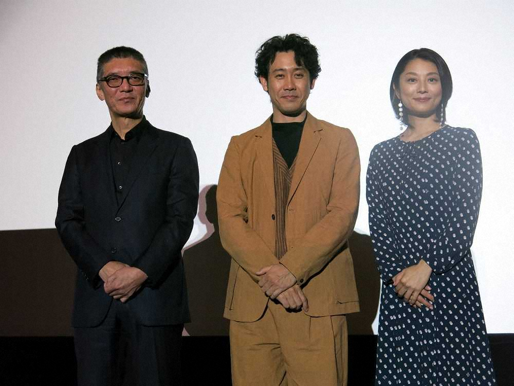 映画「グッドバイ～嘘からはじまる人生喜劇～」先行上映会の舞台あいさつに登場した（左から）成島出監督、大泉洋、小池栄子