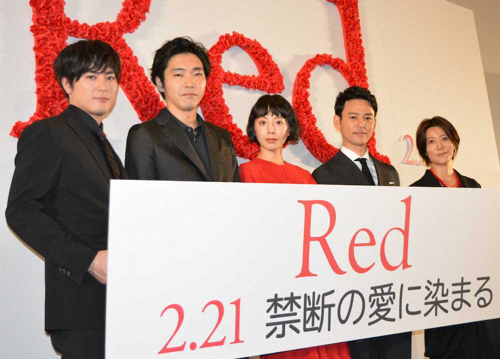 「Red」の完成披露プレミア上映会に登場した（左から）間宮祥太朗、柄本佑、夏帆、妻夫木聡、三島有紀子監督