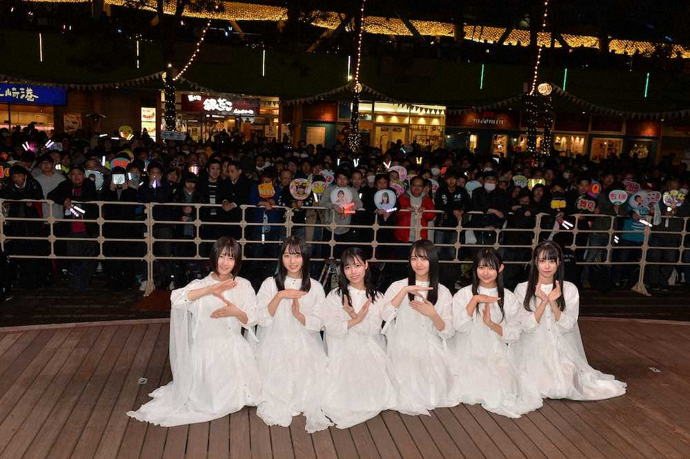 シングル発売記念イベントに出席したSTU48は、手で「STU」のポーズ。（左から）甲斐心愛、今村美月、岩田陽菜、石田千穂、門脇実優菜、中村舞