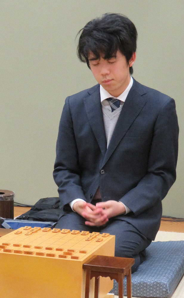 棋王戦予選2回戦で今泉健司四段（左）との対戦前に、瞑想する藤井聡太七段