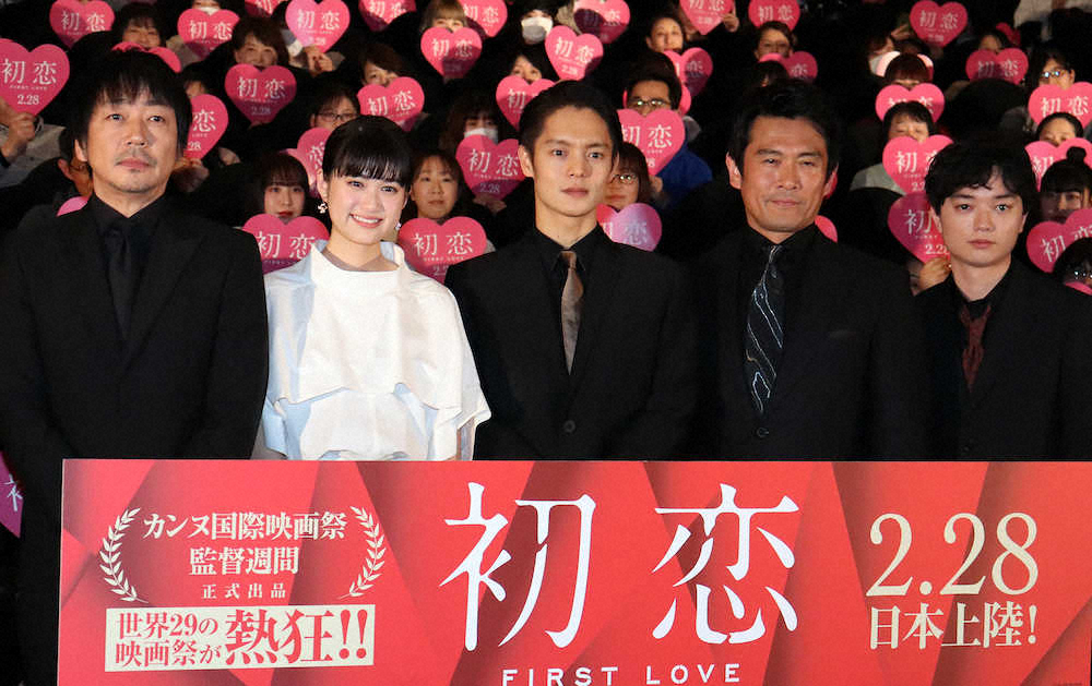 映画「初恋」のジャパンプレミアに出席した（左から）大森南朋、小西桜子、窪田正孝、内野聖陽、染谷将太