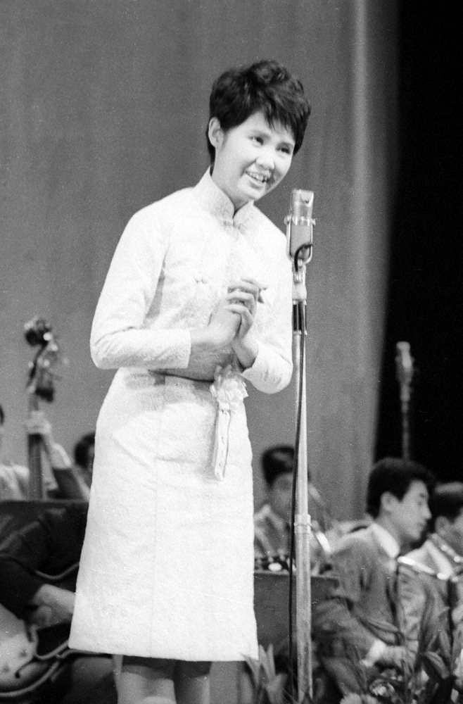 63年12月、「こんにちは赤ちゃん」で日本レコード大賞を受賞した