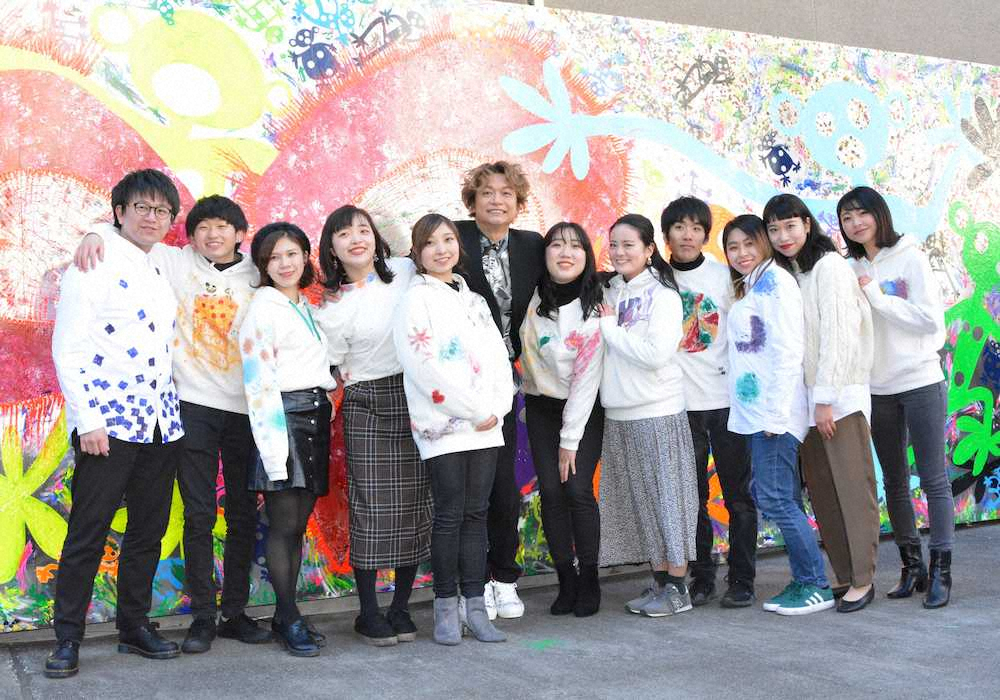 青山学院大での壁画除幕式に登場した香取慎吾（中央）と、プロジェクトメンバーの学生たち