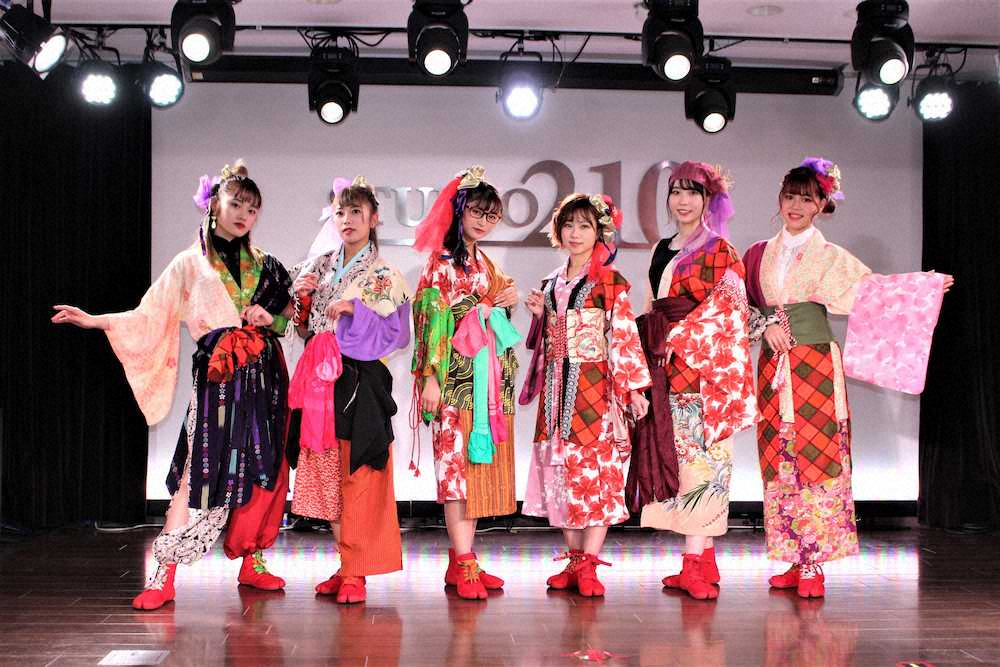 旗揚げ公演の衣装を初披露した「大阪☆春夏秋冬」の（左から）RUNA，EON、ANNA、MAINA、YUNA、MANA