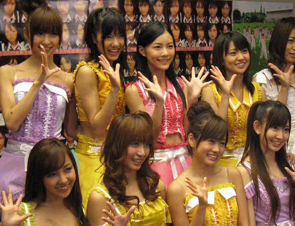 08年　大島優子（後列右）らAKB選抜メンバーと写真撮影
