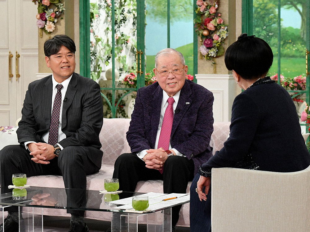 テレビ朝日「徹子の部屋」に出演する野村克也さん（中央）と克則さん（左）