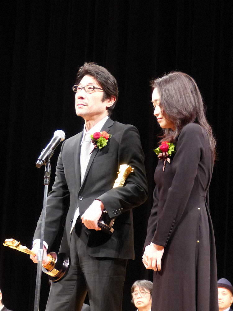 第93回キネマ旬報ベスト・テン表彰式に出席した阪本順治監督と池脇千鶴