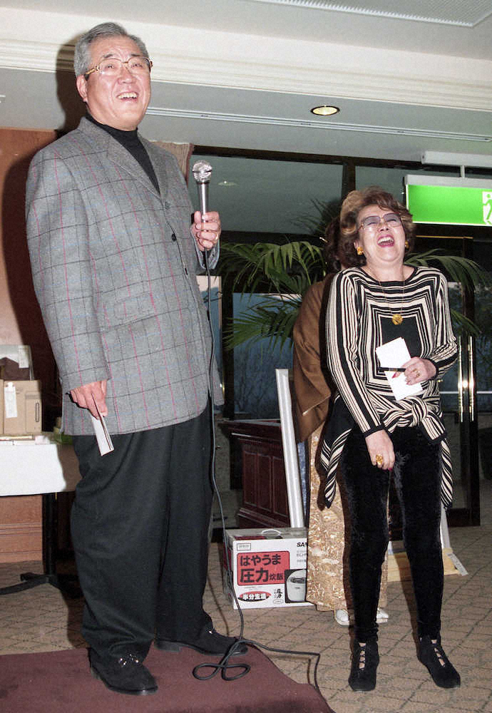 97年　「野村監督杯ゴルフ」でいさつする野村監督と沙知代夫人