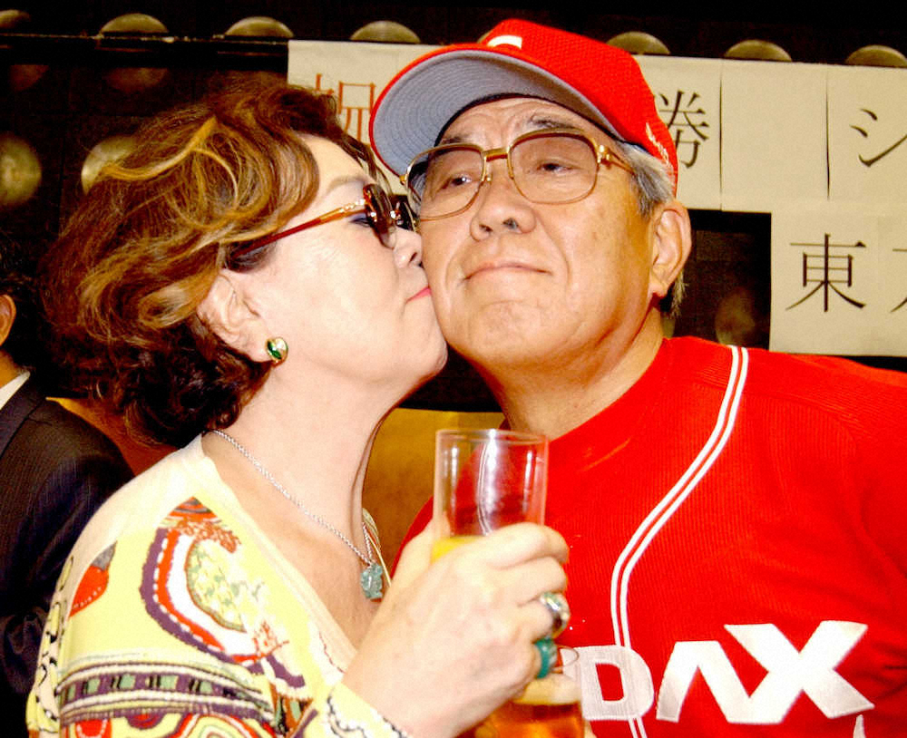 03年、シダックス監督時代の祝勝会で沙知代夫人（左）からご褒美のキスをされる野村さん