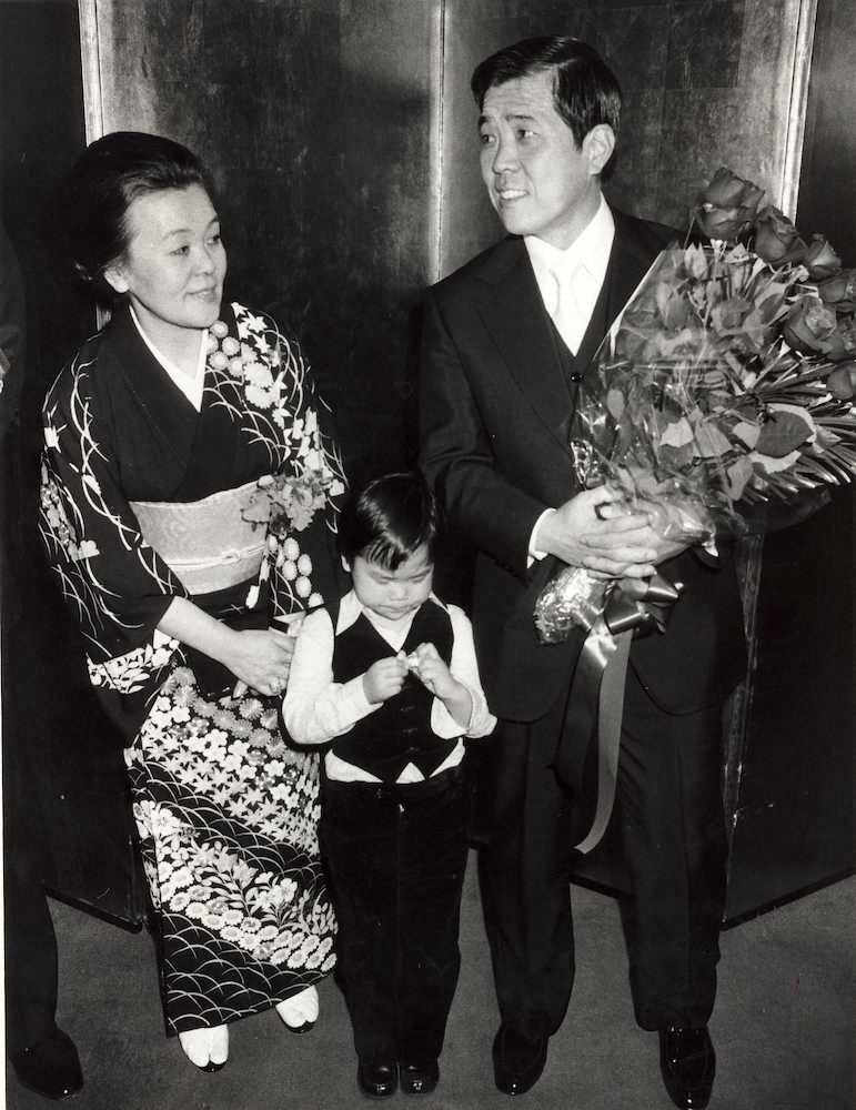 78年　「銀球式」で克則君（中央）と来賓を見送る沙知代夫人と野村さん