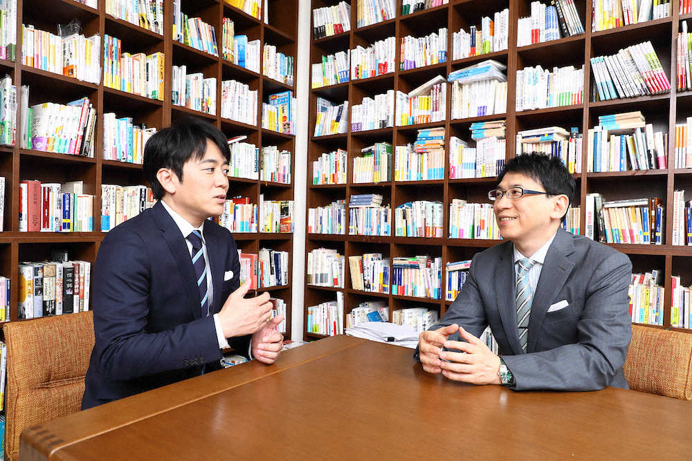 共著でコラボした安住紳一郎アナウンサー（左）と斎藤教授