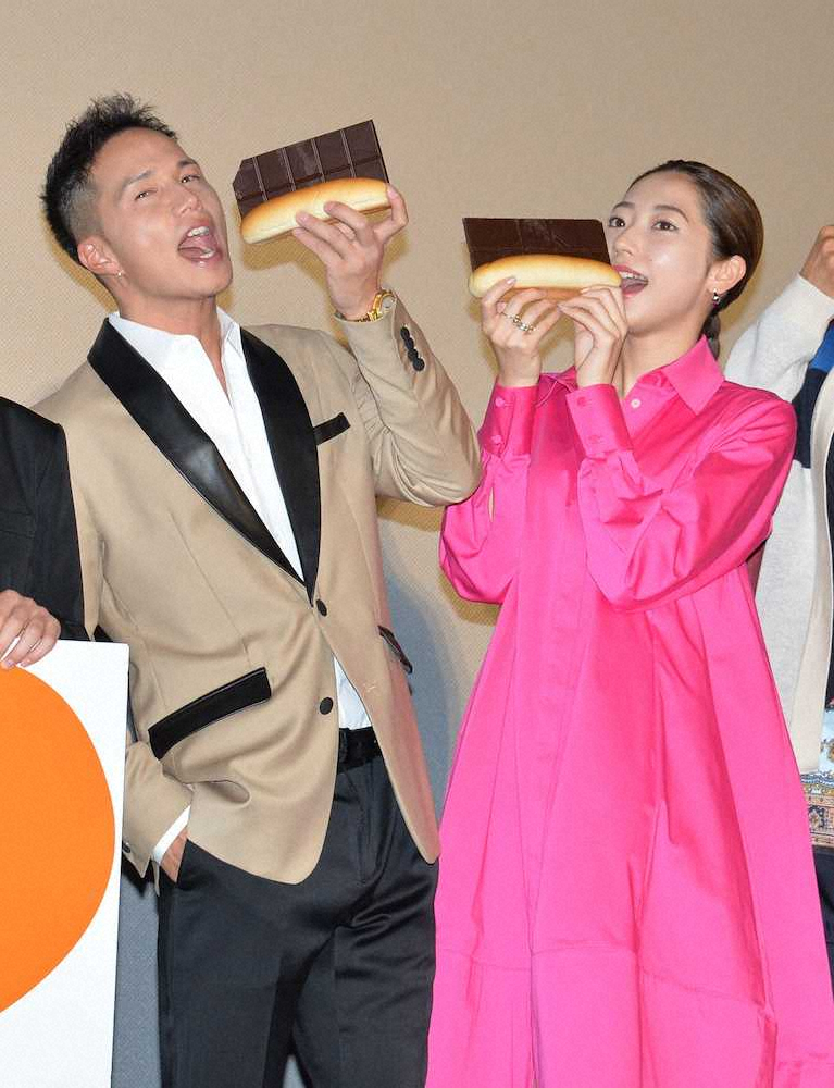 映画「劇場版　おいしい給食　FinalBattle」の完成披露イベントで板チョコを挟んだコッペパンを贈られ、笑顔の市原隼人と武田玲奈