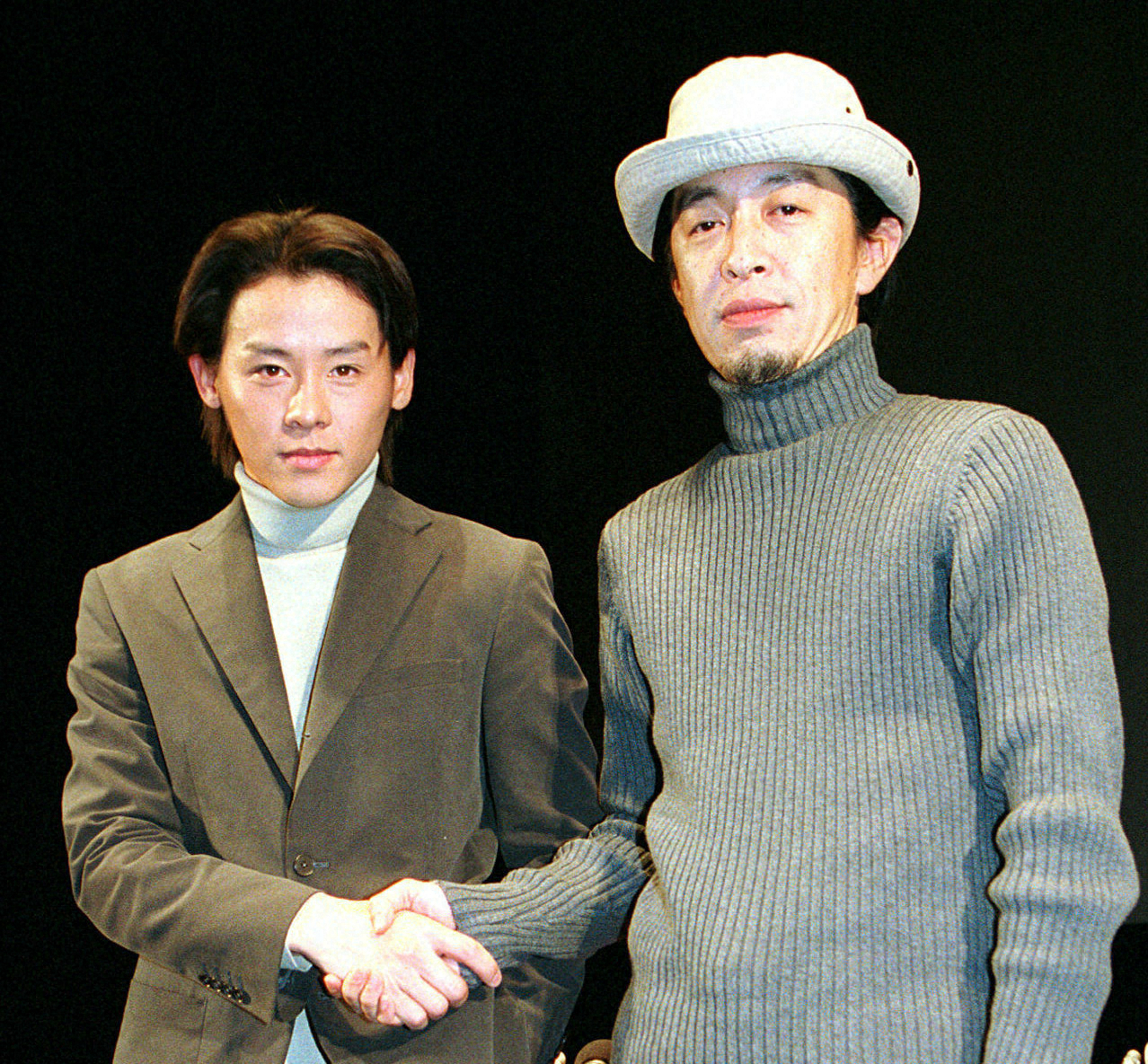 LUNA SEAの河村隆一（左）と大坪草次郎さん（2001年撮影）
