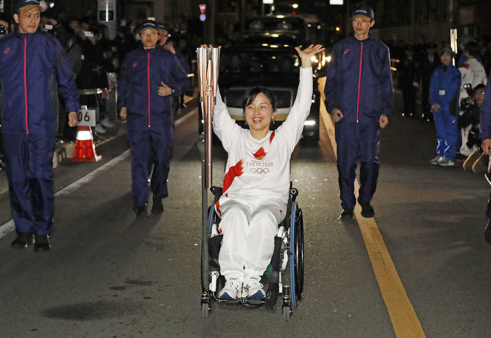 沿道の声援に応える元パラリンピック射撃代表の田口亜希さん