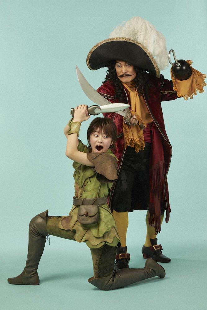 ミュージカル「ピーターパン」でピーターパンを演じる吉柳咲良（左）とフック船長役の松平健