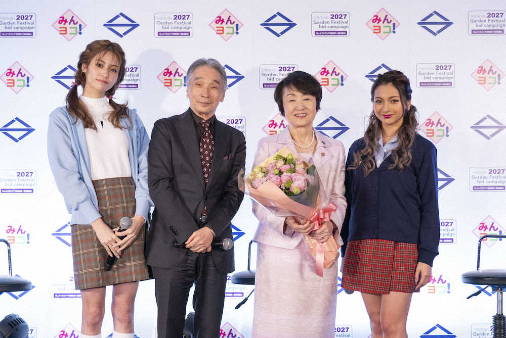 発足式イベントに出席した（左から）Eーgirls楓、堺正章、林文子横浜市長、木村有希