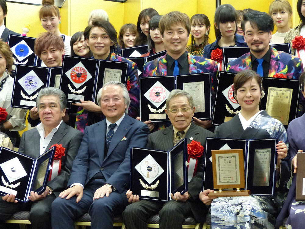 2019年度日本クラウンヒット賞授賞式に出席した北島三郎（前列左から3人目）は、純烈（2列目）、鳥羽一郎（前列左）らと笑顔