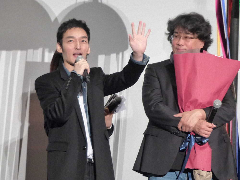 映画「パラサイト　半地下の家族」の舞台挨拶イベントにサプライズ出演した草なぎ剛（左）、ポン・ジュノ監督