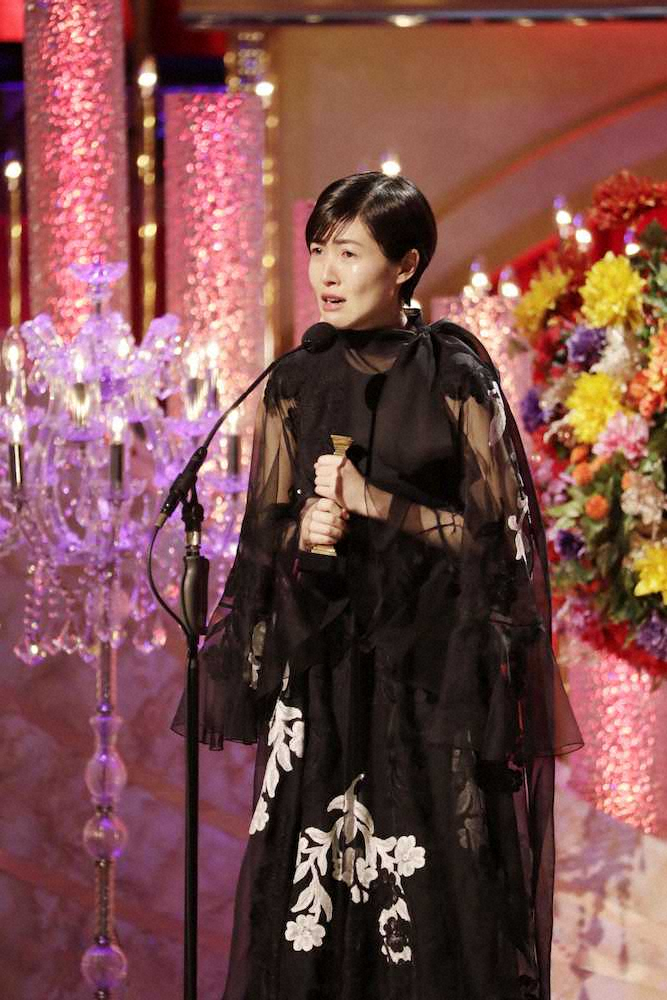 第43回日本アカデミー賞で主演女優賞を受賞し、涙を流してスピーチするシム・ウンギョン