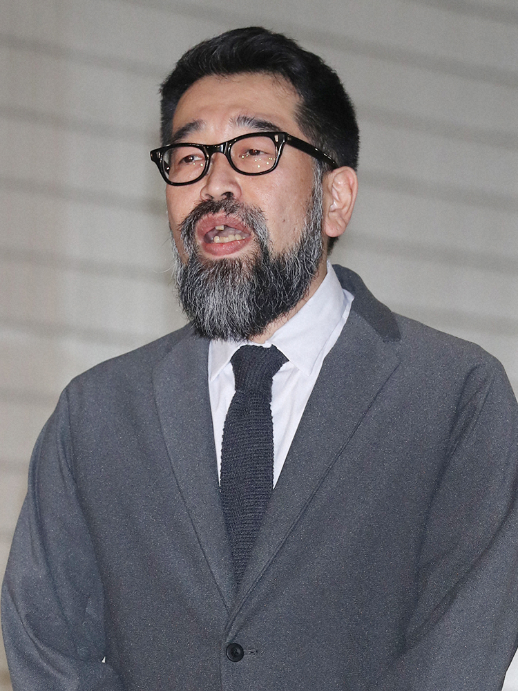 槇原敬之被告保釈　長い顎ひげ、左手薬指には指輪…10秒間頭下げ謝罪「深くおわび」