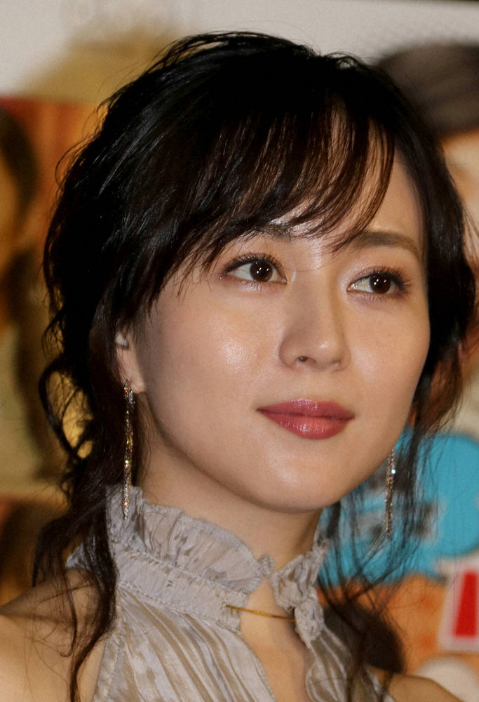 比嘉愛未　シースルー白ワンピ姿公開に「素敵なお御足」「足めっちゃ長くてほっそい」