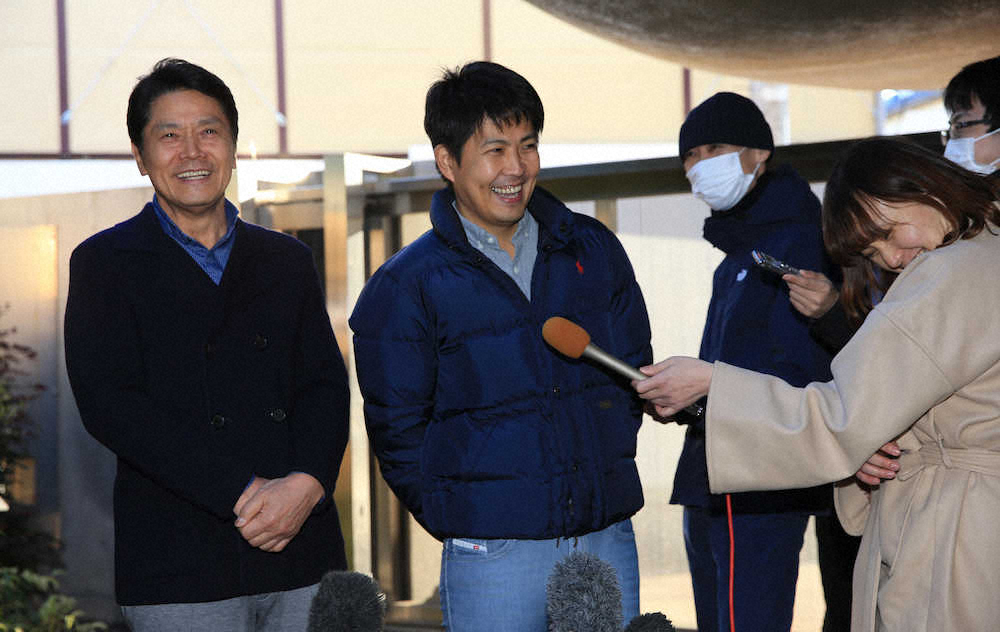 【画像・写真】父・峰竜太（左）と笑顔で会見する下嶋兄　（撮影・白鳥　佳樹）