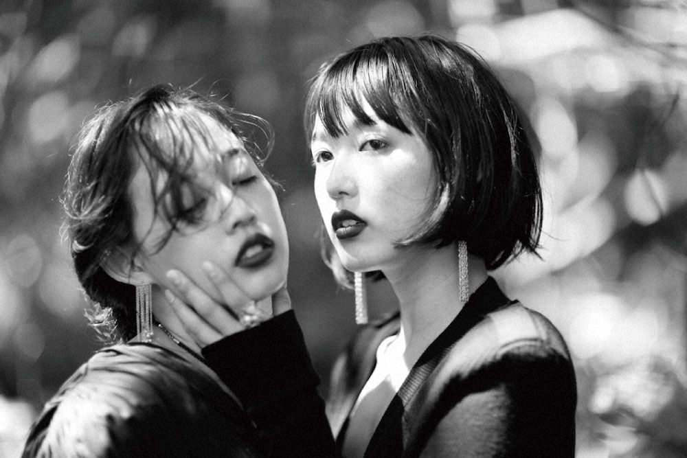 篠山紀信氏の写真集「premiere sister rina & mari」の表紙カット