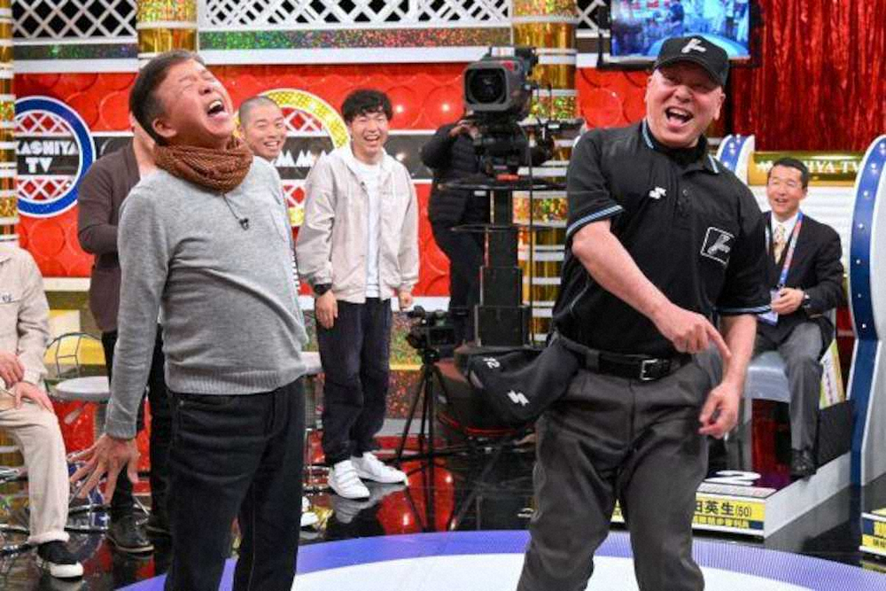 プロ野球・山崎夏生元審判員（右）からアウトを宣告される村上ショージ