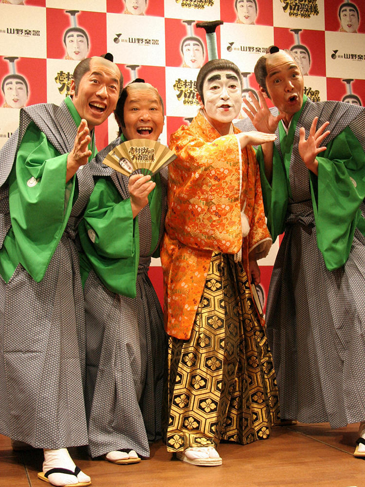 （左から）お笑いトリオ・ダチョウ倶楽部、寺門ジモン、上島竜平、とポーズをとるタレント・志村けんさん、肥後克広