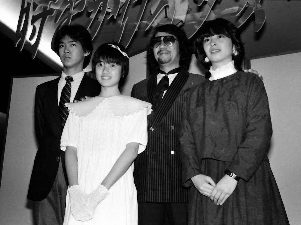 1982年1月、映画「時をかける少女」制作発表で原田知世（左から2人目）らと並ぶ大林宣彦監督（右から2人目）