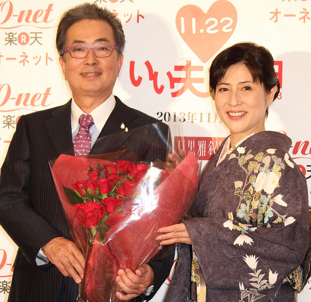 2013年、「いい夫婦 パートナー・オブ・ザ・イヤー」に選ばれ、笑顔の大和田獏（左）と岡江久美子さん