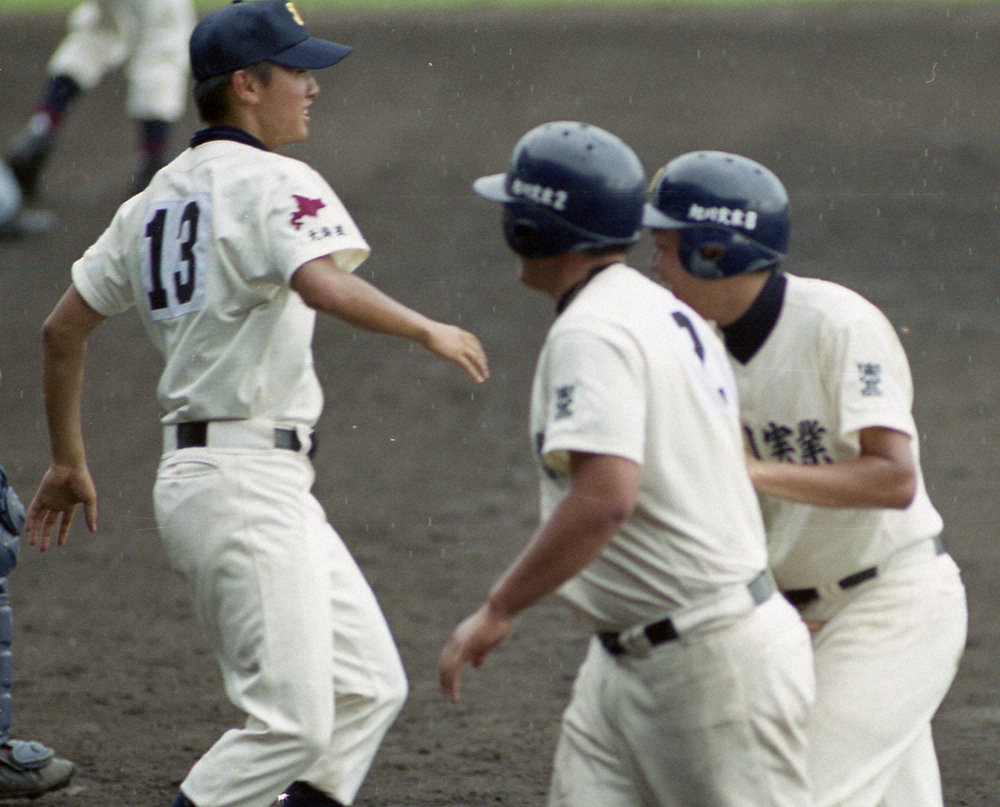 【画像・写真】99年の夏、新潟明訓戦でグラウンドに立つ旭川実の安村（左）