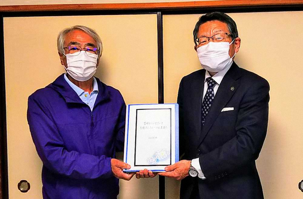 【画像・写真】東京都東村山市に寄せられた志村けんさんへのメッセージを、兄・知之さんに届けたことを報告した渡部尚市長（渡部尚市長ツイッターから）