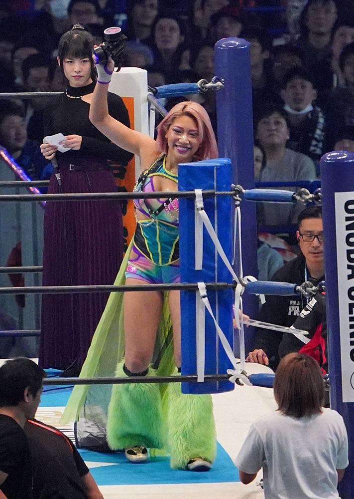 2020年1月4日の新日本プロレス東京ドーム大会で入場し、笑顔で声援に応える木村花さん