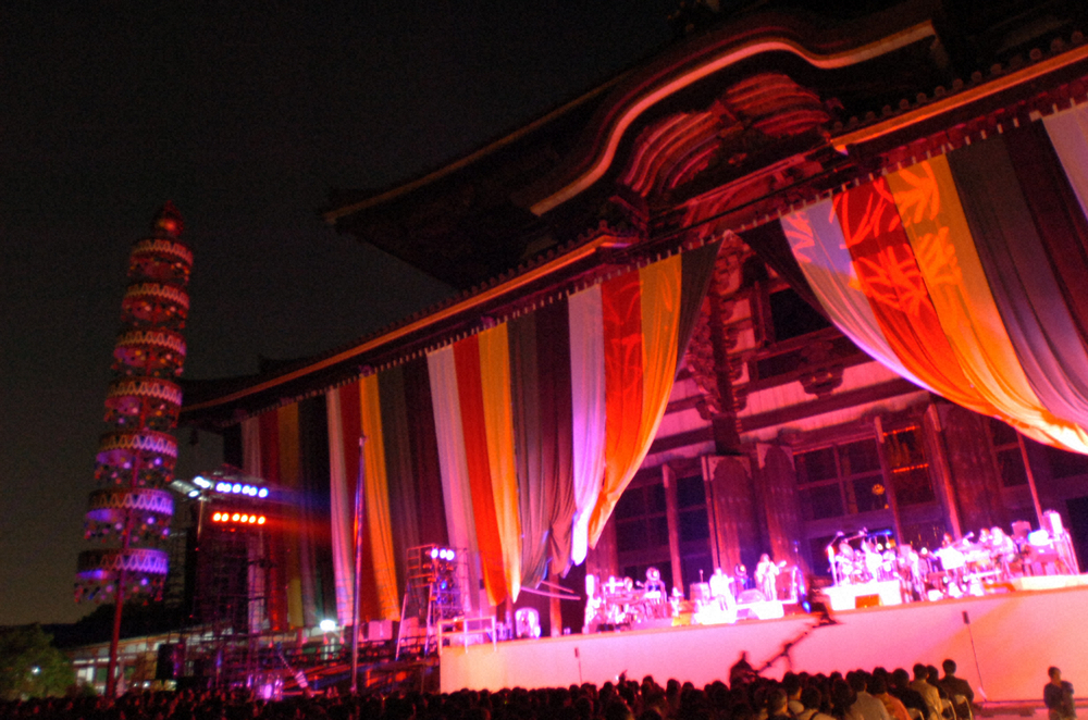 【画像・写真】盧舎那仏を背に熱演するゴダイゴ(2006年5月、東大寺)