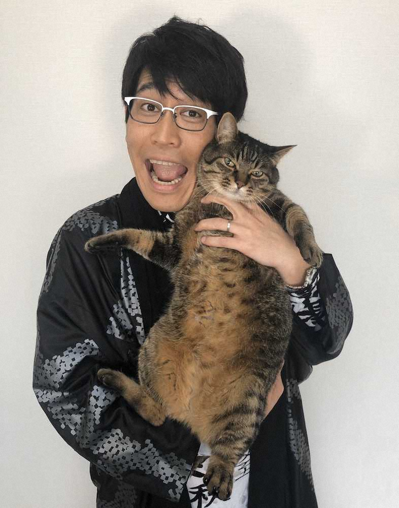 愛猫「コマオー」を抱く古坂大魔王