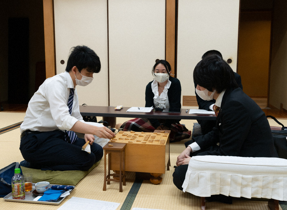 【画像・写真】藤井聡太七段、最年少タイトル挑戦へ王手!　53日ぶり公式戦で佐藤天彦九段を撃破