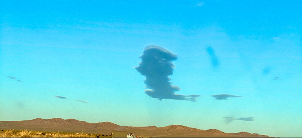 モンゴルの空に浮かんだ米トランプ大統領の形に似た雲（朝青龍氏の公式ツイッター＝@Asashoryu）から