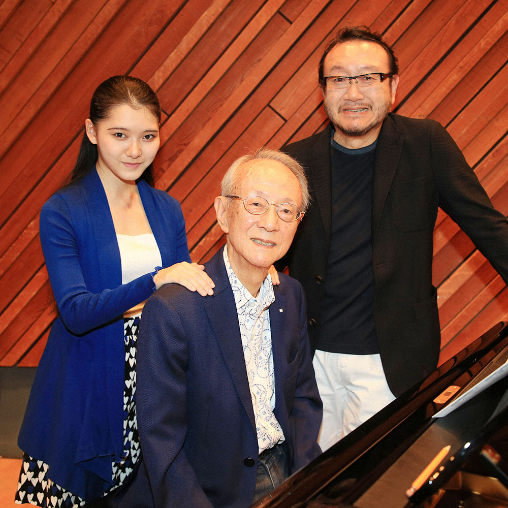昨年、レコーディングに臨む服部克久氏（左は孫娘でバイオリニストの百音、右は長男で作曲家の隆之氏