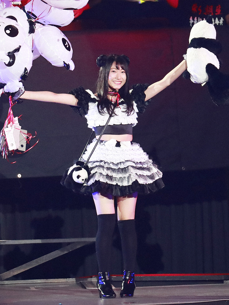 第8回AKB48じゃんけん大会（2017年）で、白黒のメイド服風の衣装で登場した白井琴望