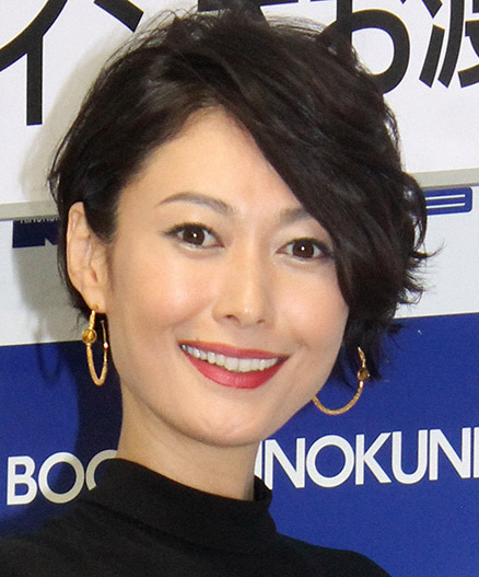 田丸麻紀、ノースリーブでスキンケア　美肌に「うっとり」「ほとんどスッピン！？」