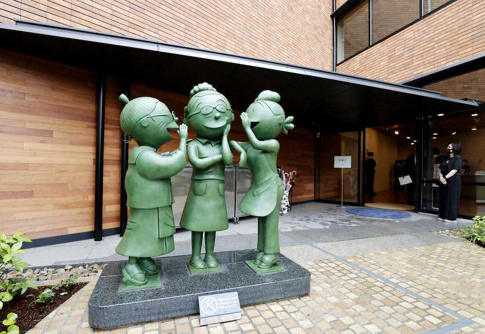 「長谷川町子記念館」の入り口に並ぶ長谷川町子さん（中央）などの銅像。左は「いじわるばあさん」、右は「サザエさん」