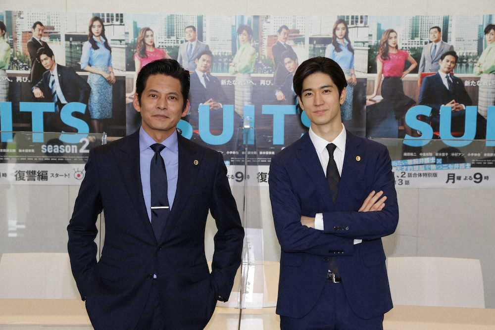 「SUITS/スーツ2」の放送再開を前にスーツ姿で写真に納まる織田裕二（左）と中島裕翔