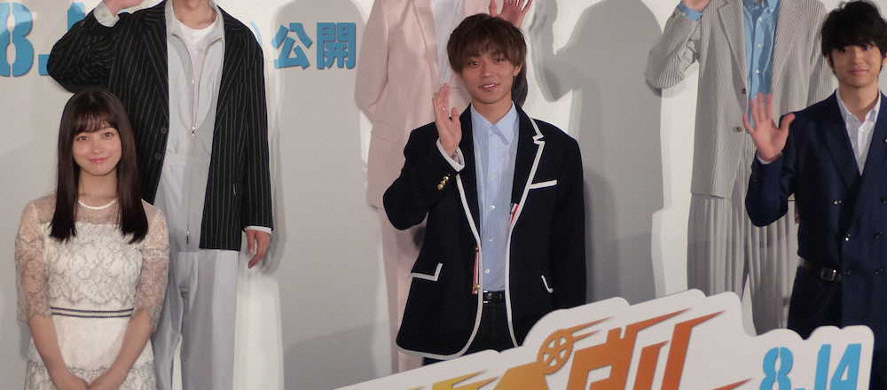映画「弱虫ペダル」の公開前イベントに出席した（左から）橋本環奈、永瀬廉、伊藤健太郎