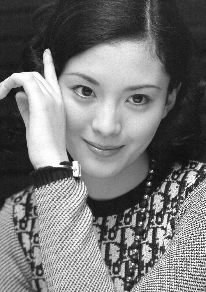 1974年、スポニチ本紙の撮影でポーズをとる松坂慶子
